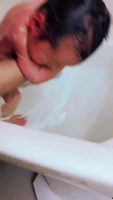 新生儿如何洗澡视频教程,轻松掌握宝宝洗澡技巧