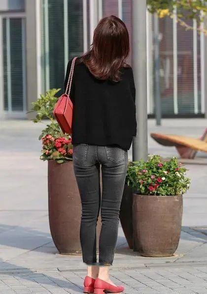 日本女人紧身牛仔裤,紧身牛仔裤的流行解析