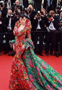 明星红毯 被轰,明星遭遇轰鸣瞬间